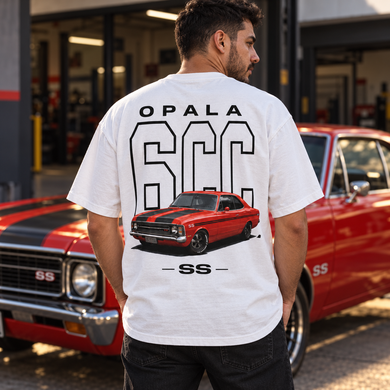 Mockup ilustrativo de pessoa usando a camiseta personalizada nas costas, ao lado de um Opala