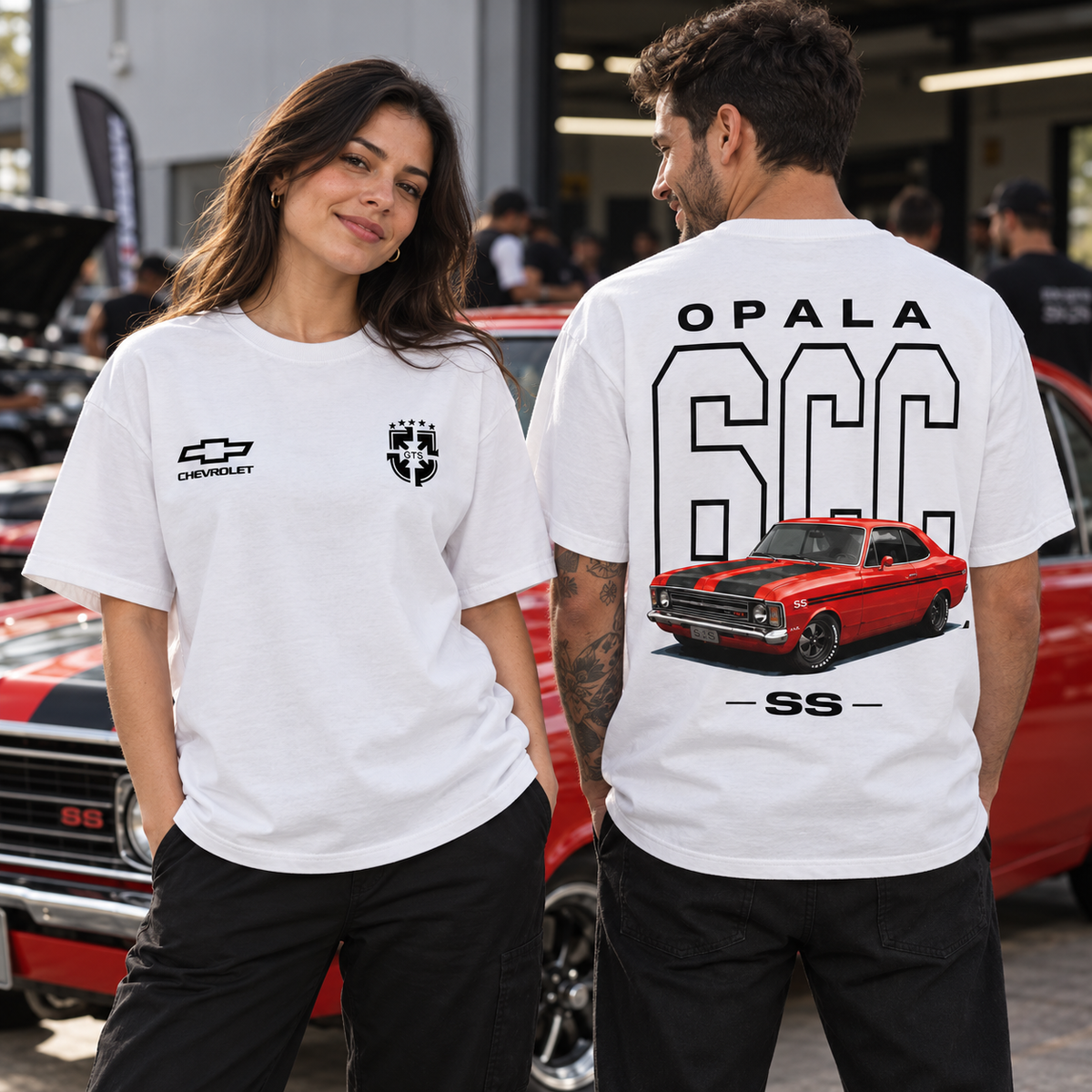 Mockup gerado por IA com duas pessoas mostrando frente e costas da camiseta personalizada.